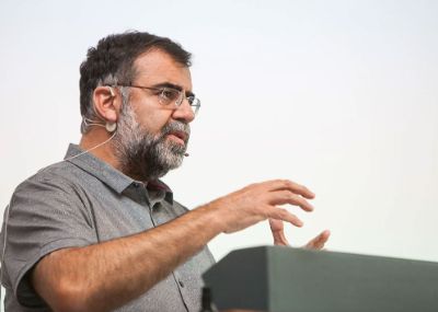 Ricardo Baeza-Yates es doctor en Ciencia de la Computación y profesor Titular de Departamento de Ciencias de la Computación de la Facultad de Ciencias Físicas y Matemáticas (FCFM) de la Universidad de Chile.